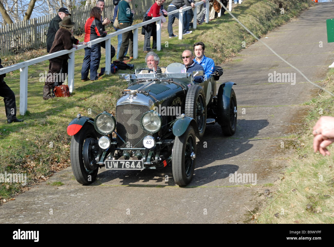 UW 7644 a 1929 Bentley 4 5 litre Le Mans Stanley Mann descending at speed on the Brooklands Museum Test Hill Challenge Stock Photo