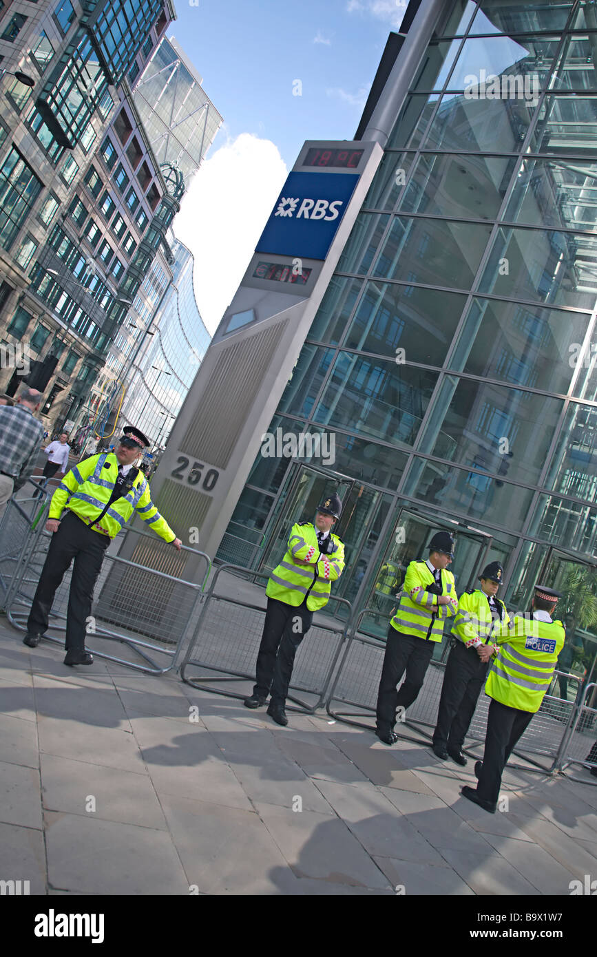 Police outside Royal bank of Scotland building in Bishopsgate Stock Photo