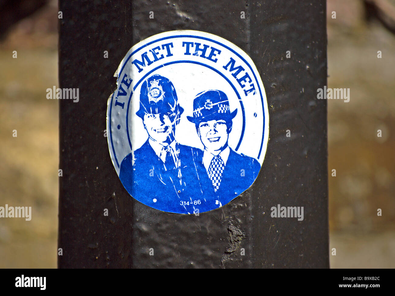 i've met the met sticker on a lampost, with smiling policeman and  policewoman of the metropolitan police, london, england Stock Photo - Alamy