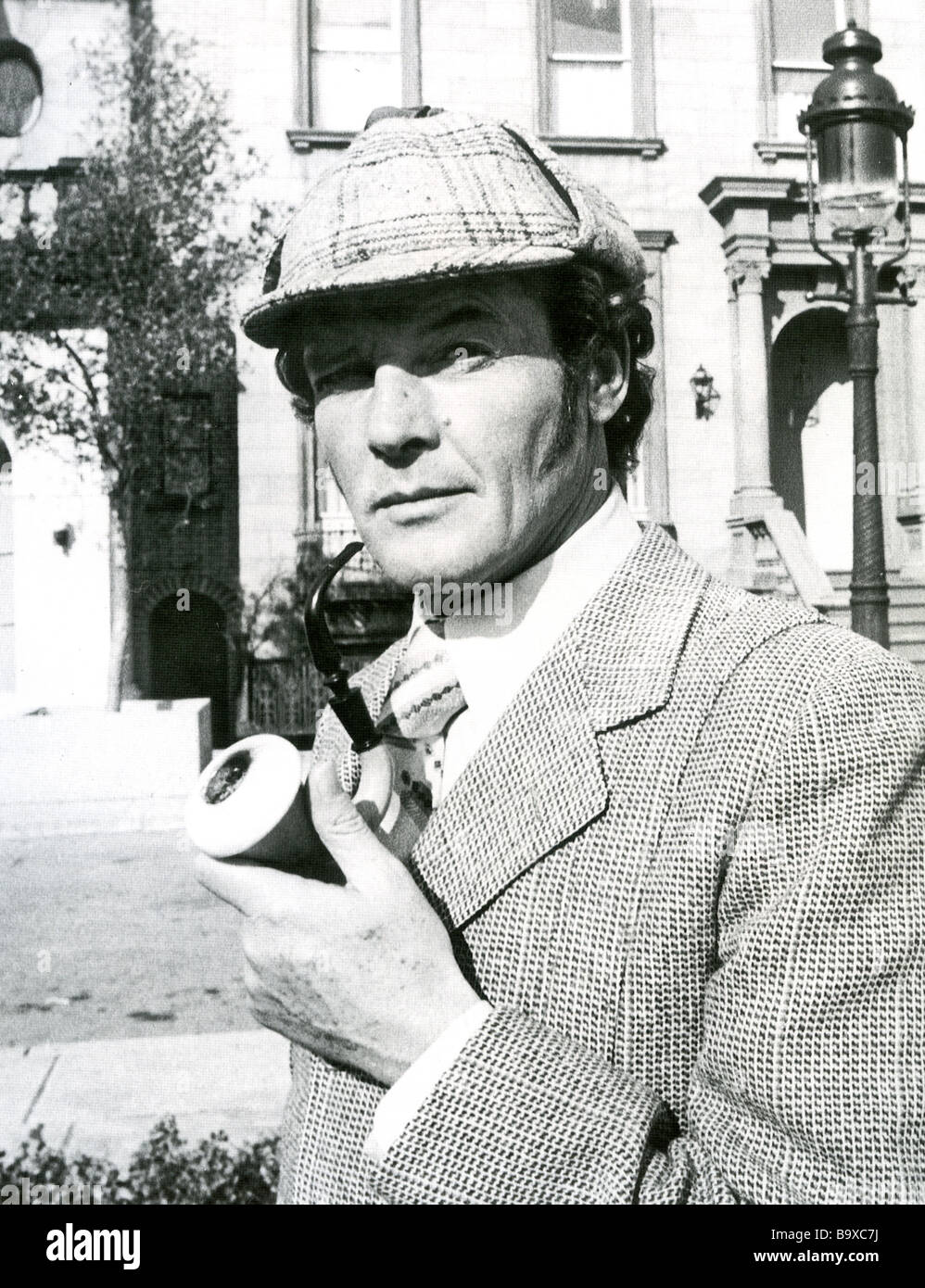 SHERLOCK HOLMES IN NEW YORK Rogert Moore as Holmes in a TV programme Stock Photo