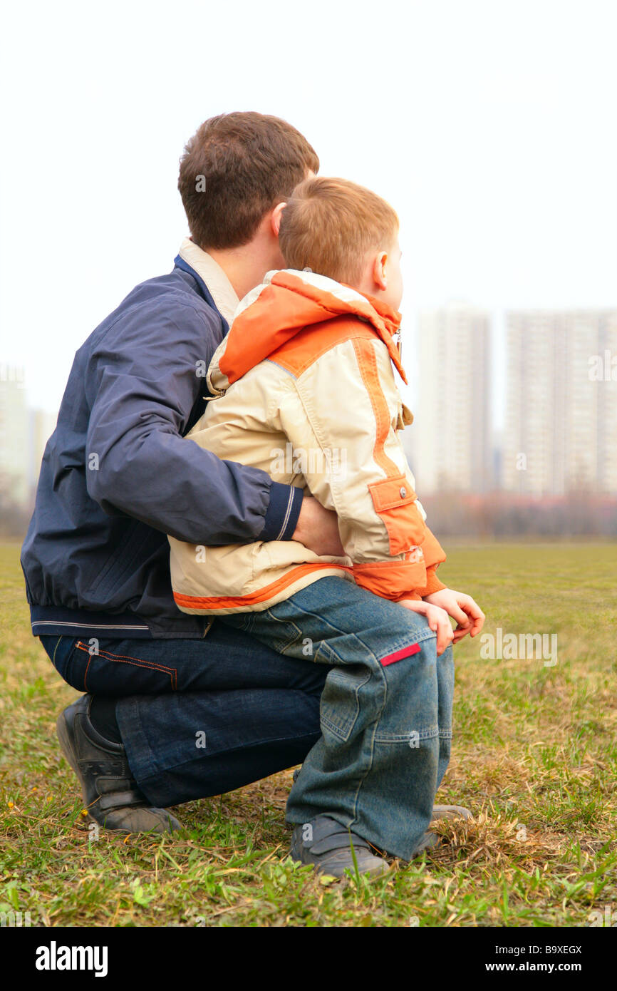 отец с дочерью на кресле. отец с сыном на коленях. дочь на коленях отца. на колени сыновья. мальчик сидит на крыльце.