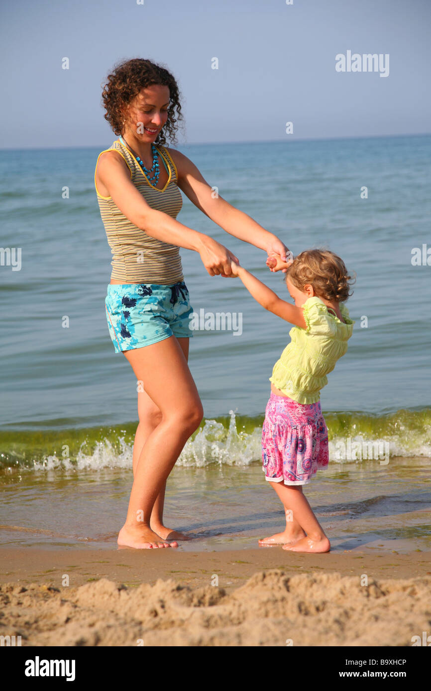 красивая девочка с мамой на пляже xxx. дети в купальниках на море. девочки с мамами на пляже. фотосессия с сыном на пляже. девочки с мамами на пляже.