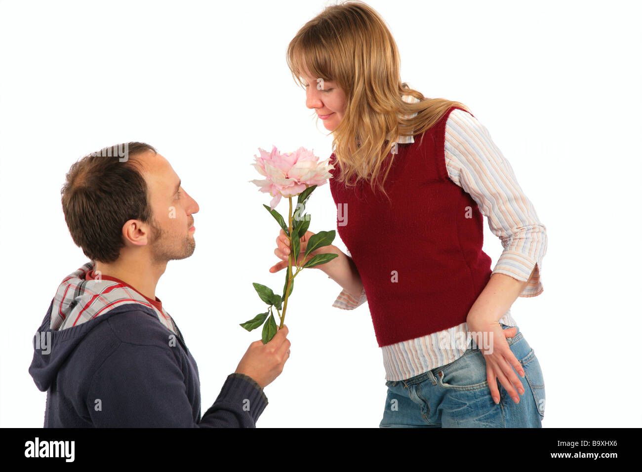 Сонник мужчина подарил. Мужчина дарит цветы женщине. Человек дает цветы. Мужчина дарит цветы женщине во сне. Ухажеры дарят цветы.