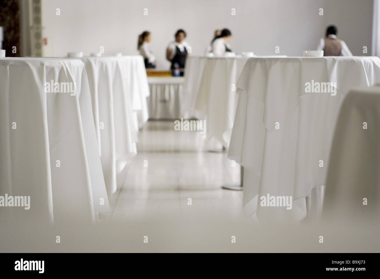 Empfangsraum, Tische, Tischdecken, weiß, Cateringservice, Angestellte, Unschärfe Stock Photo