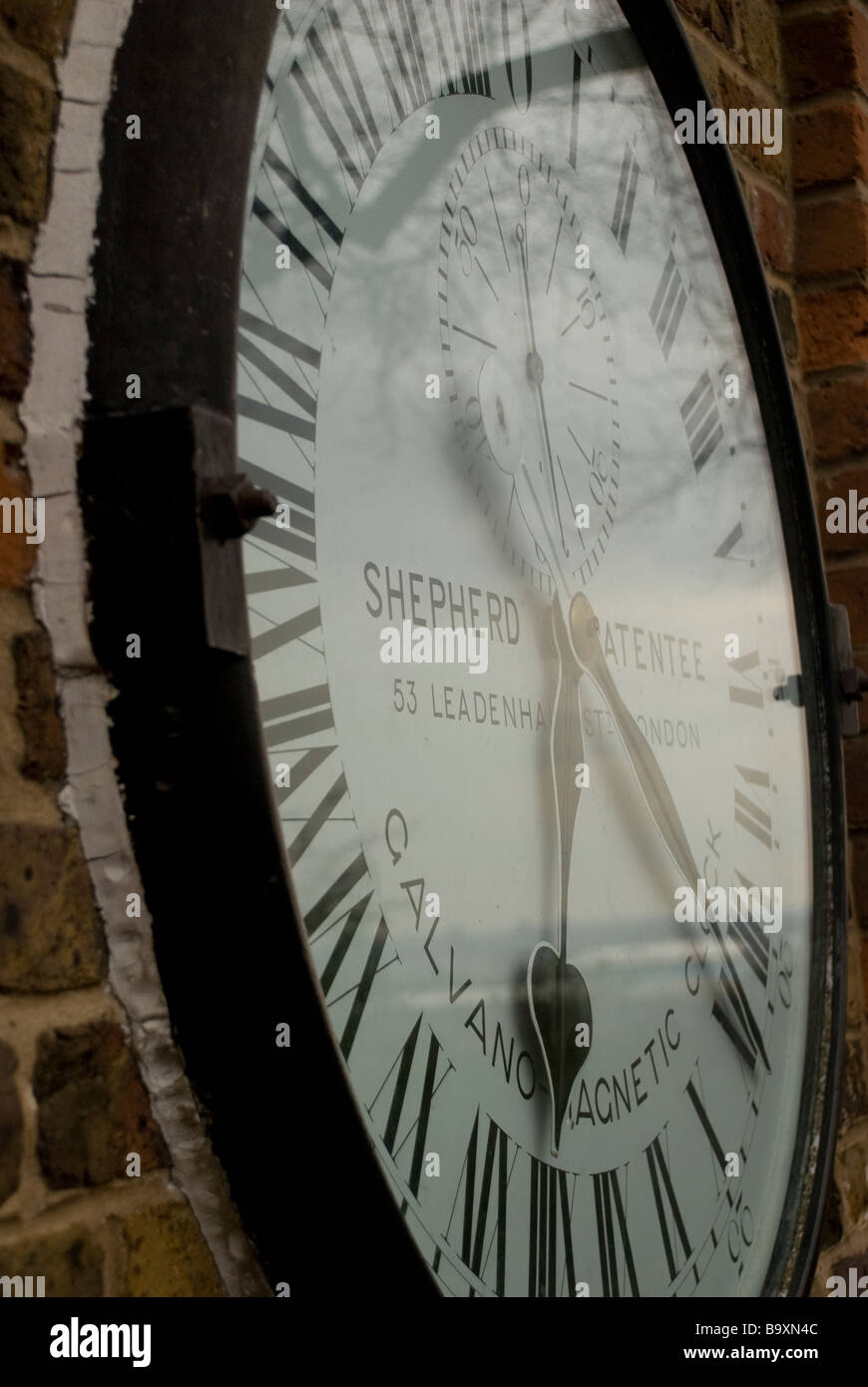 greenwich meantime time mean clock 24 tenty four hour minute second hand face white black brick london royal observatory meridia Stock Photo