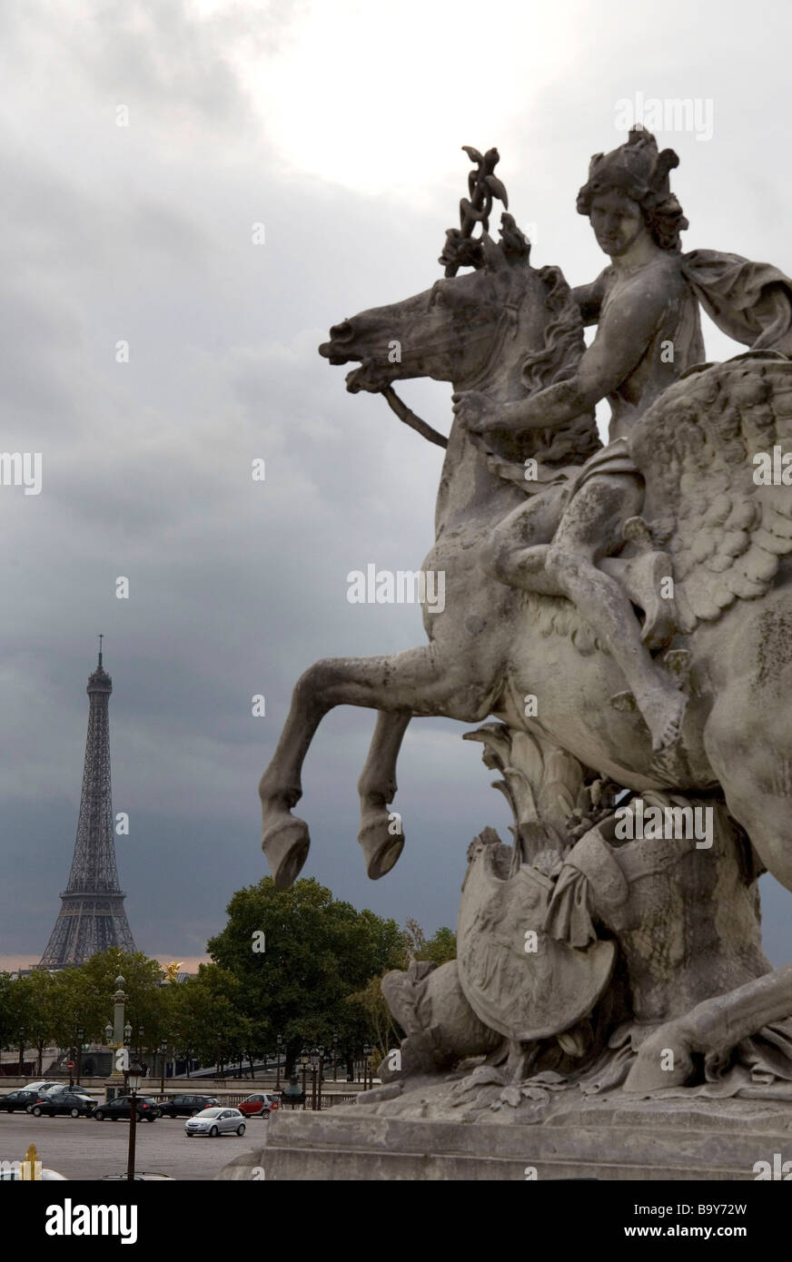 Horse statue and eiffel tower hi-res stock photography and images - Alamy