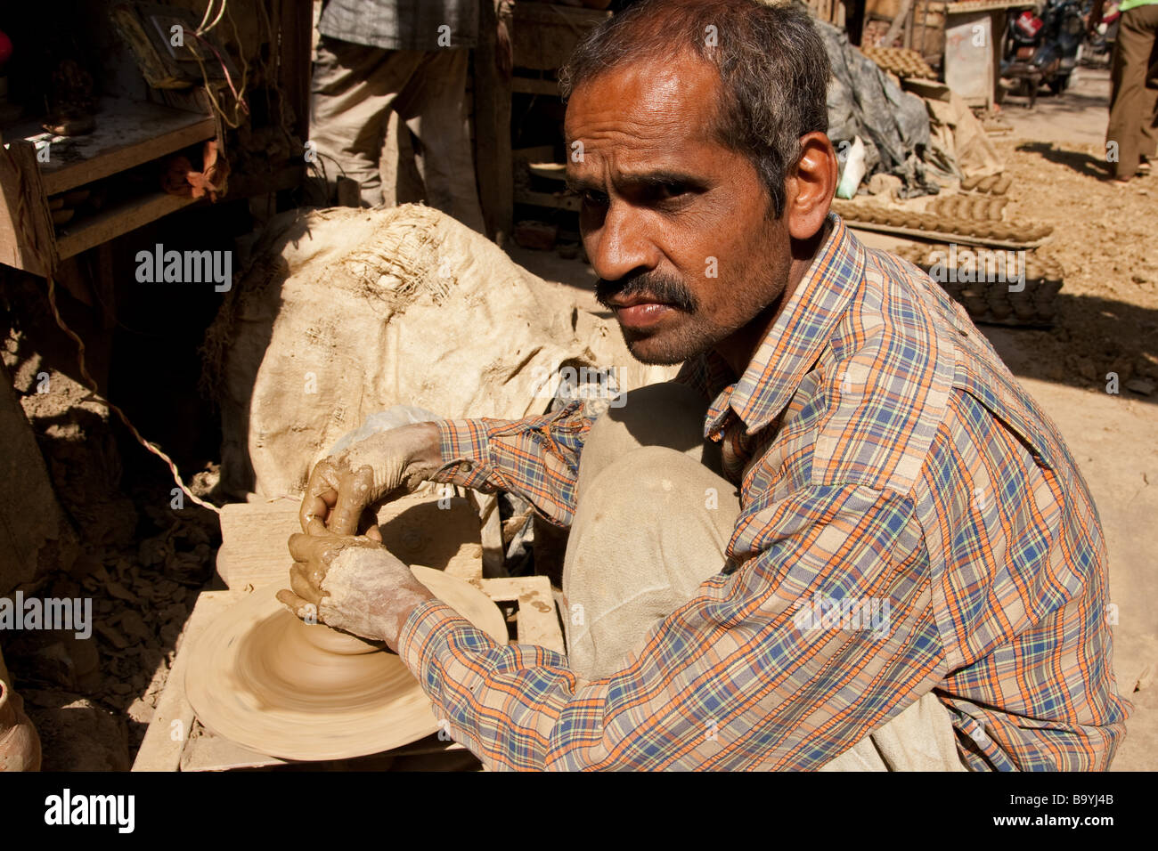 Rajasthani potter in the back streets of Paharganj Main Bazaar, New Delhi, India Stock Photo