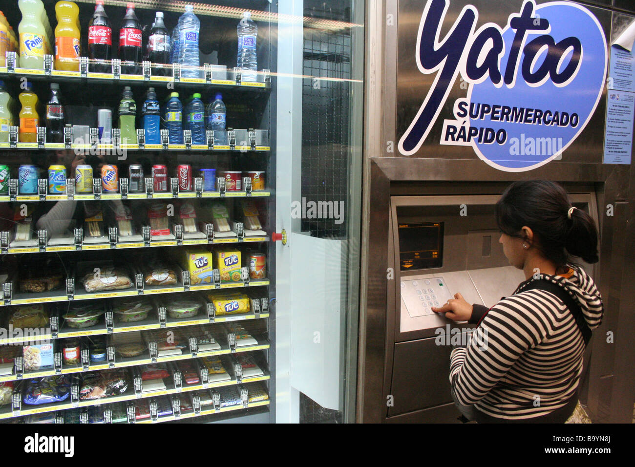 Yatoo Supermercado Rapido Giant Vending Machine Stock Photo