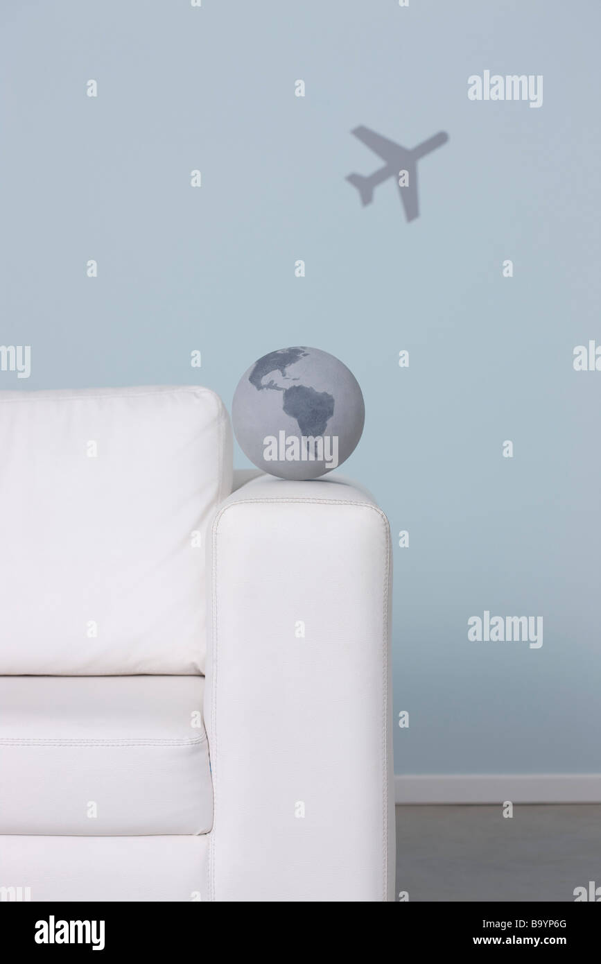 Airplane on the globe hi-res stock photography and images - Alamy