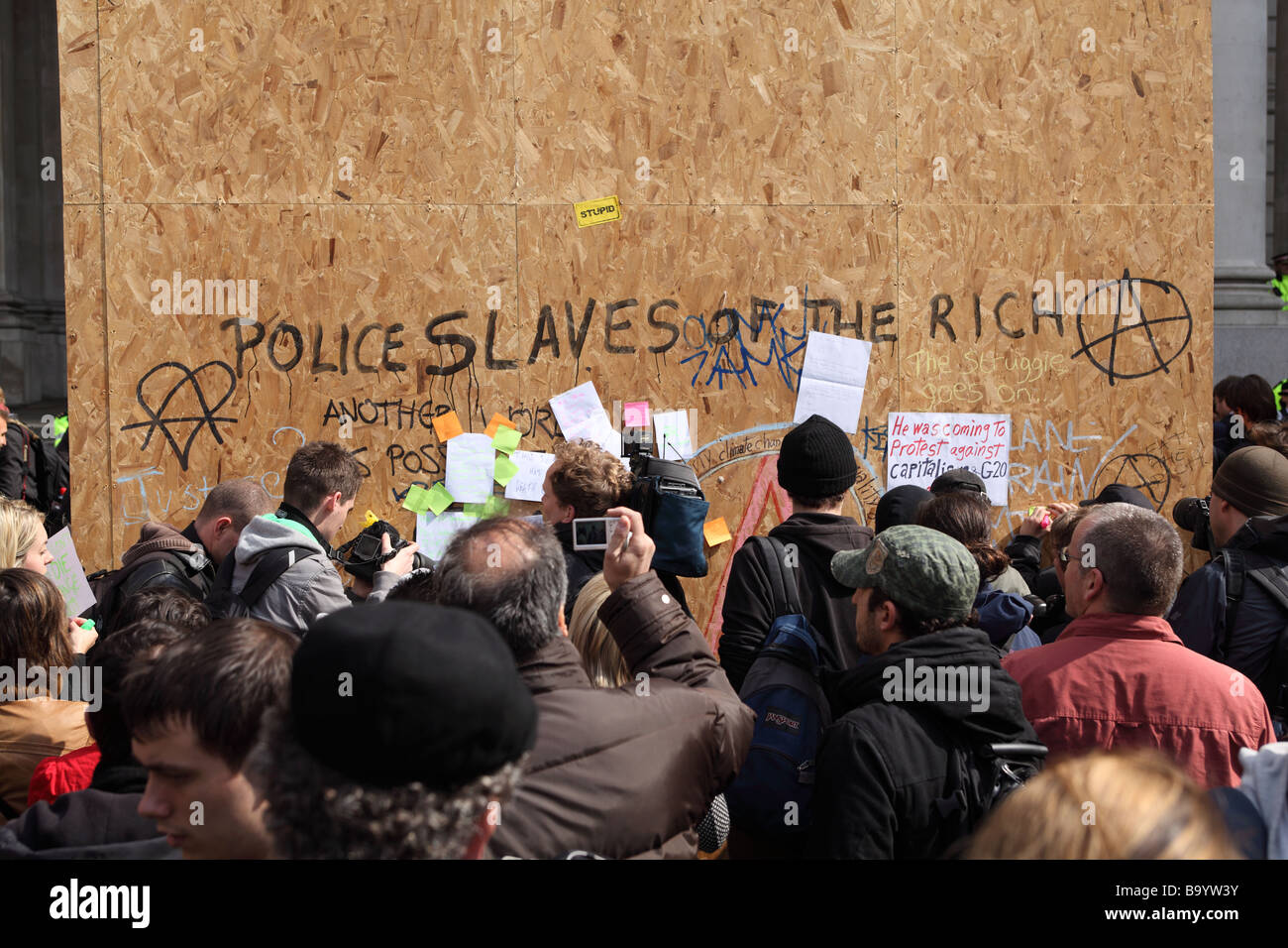 Protesters posting messages on a board outside the Bank of England during the 2009 G20 summit, London, UK. Stock Photo