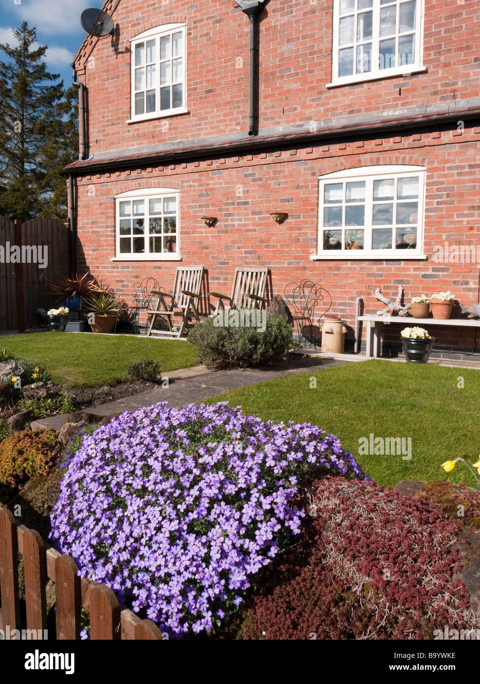 a picturesque cottage in the countryside Stock Photo - Alamy