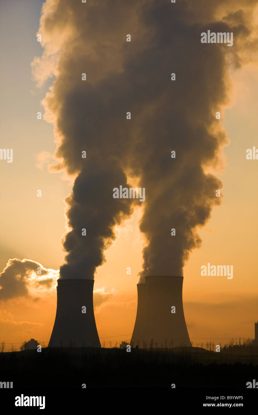 Sunset behind Cooling Towers, Fiddler's Ferry Power Station, Cuerdley, Warrington, England, Winter 2009 Stock Photo