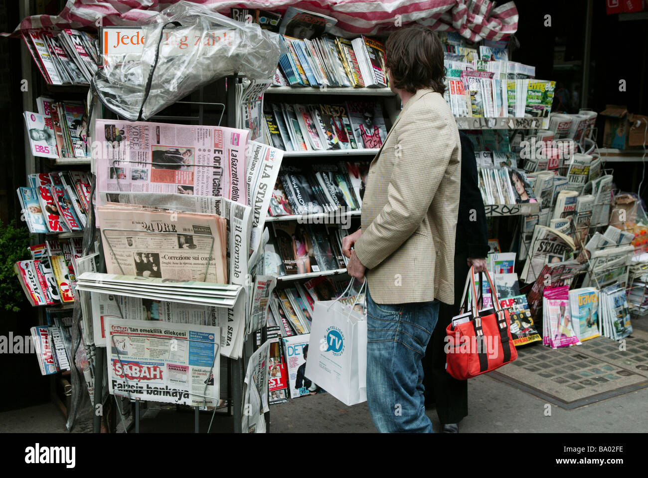 Newspaper kiosk london hires stock photography and images Alamy