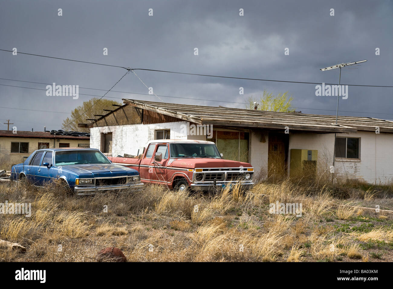 Derelict house and old vehicles Route 66 near Williams Arizona USA Stock Photo