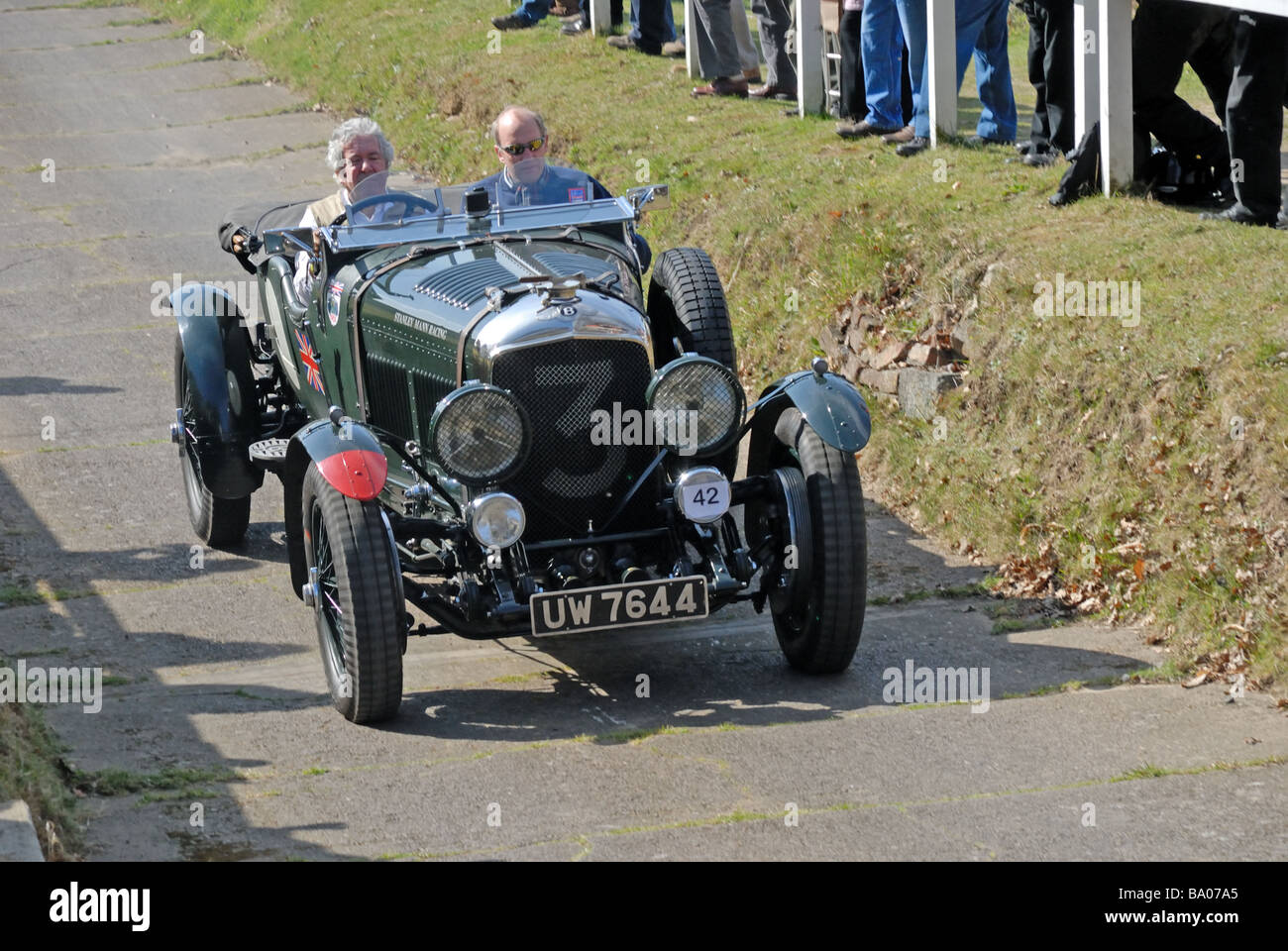 UW 7644 a 1929 Bentley 4 5 litre Le Mans Stanley Mann ascending at speed on the Brooklands Museum Test Hill Challenge Stock Photo