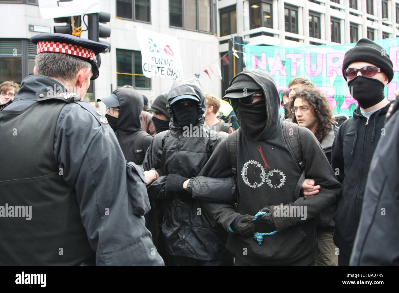 Police controlling crowd at G20 demonstrations Stock Photo - Alamy
