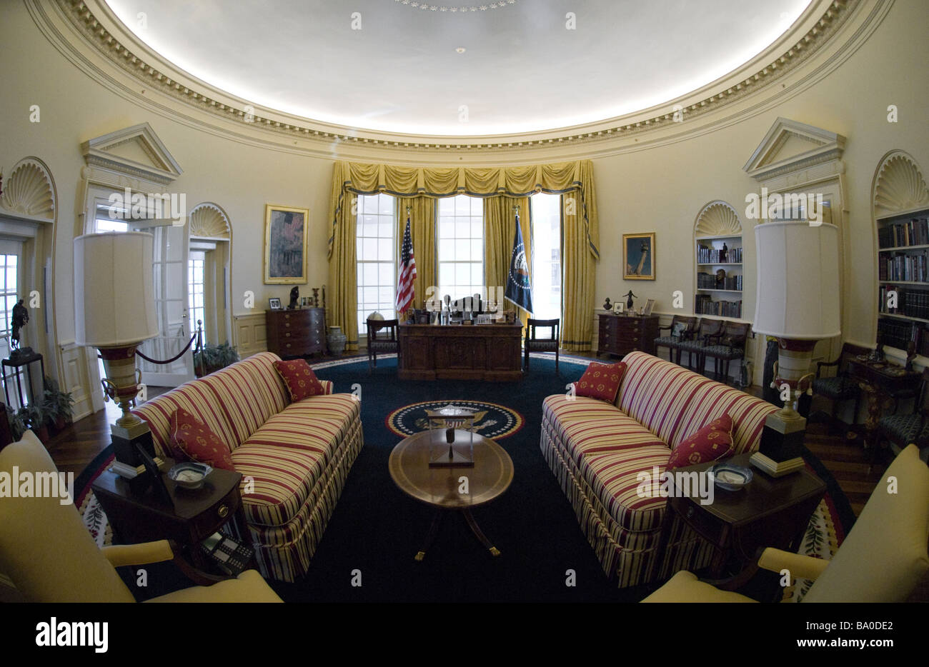 Bill clinton in oval office hi-res stock photography and images - Alamy