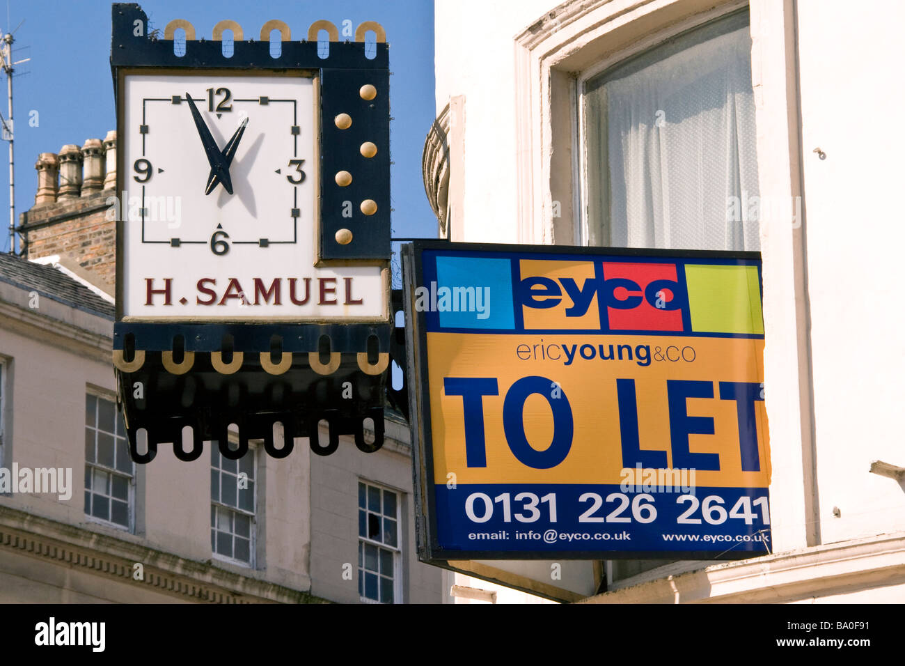 To Let sign from apartment window above the H Samuel Jewellers store clock at 12.57pm in the city centre of Dundee UK Stock Photo