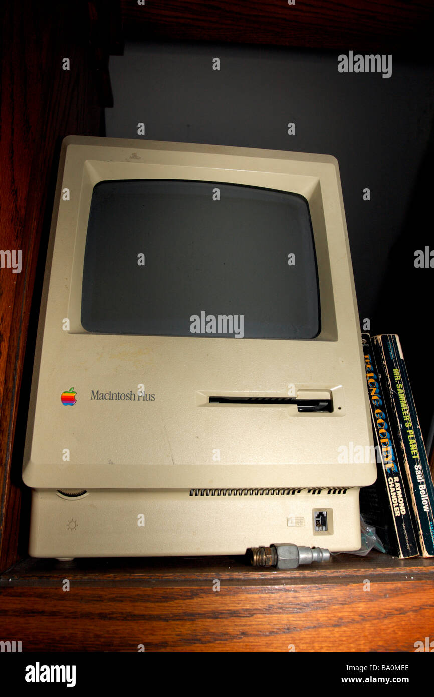 Macintosh Plus vintage Apple computer Stock Photo Alamy