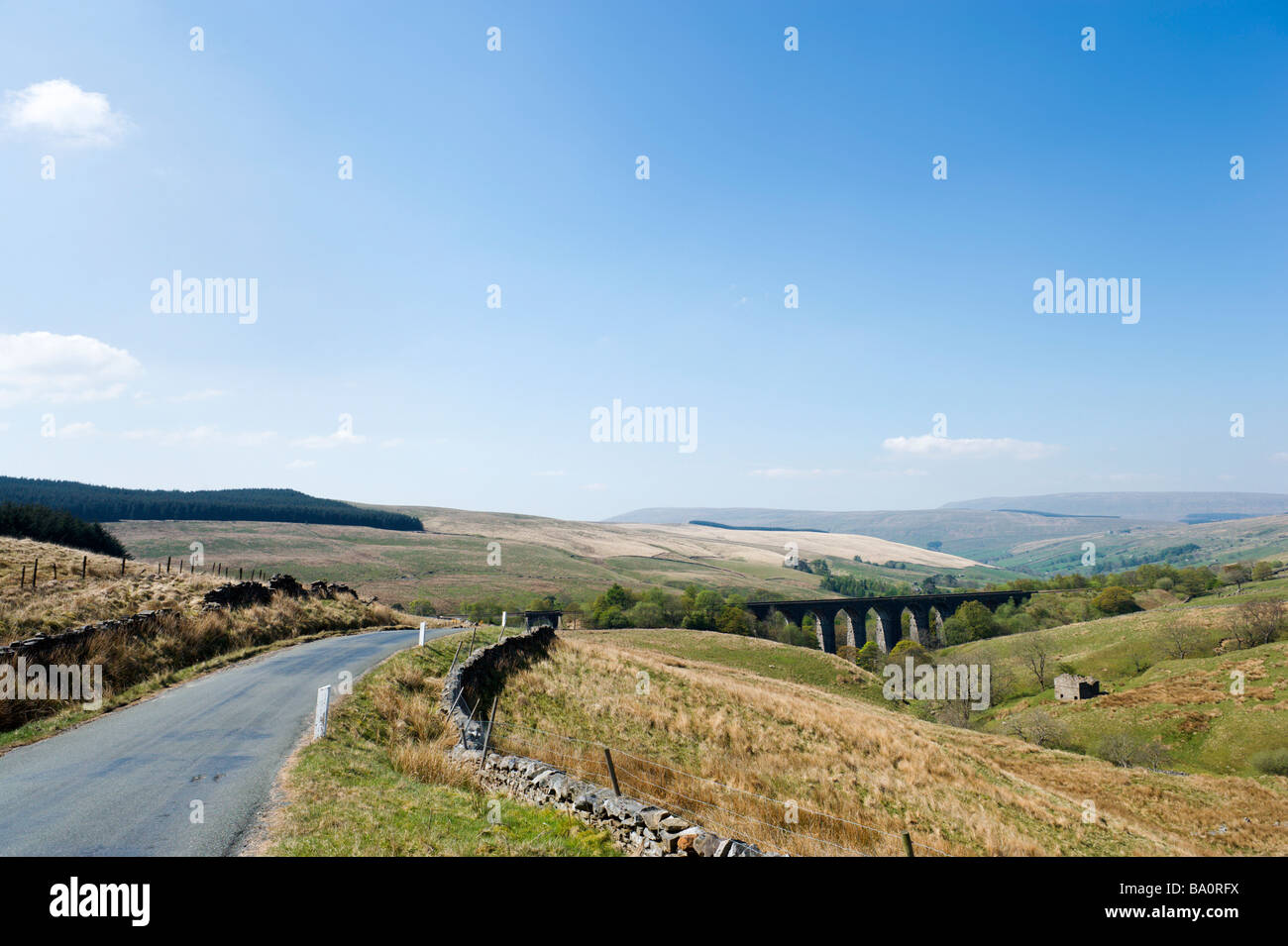 Road near Dent Head Viaduct on the Settle to Carlisle Railway, Dentdale, Yorkshire Dales National Park, North Yorkshire, England Stock Photo