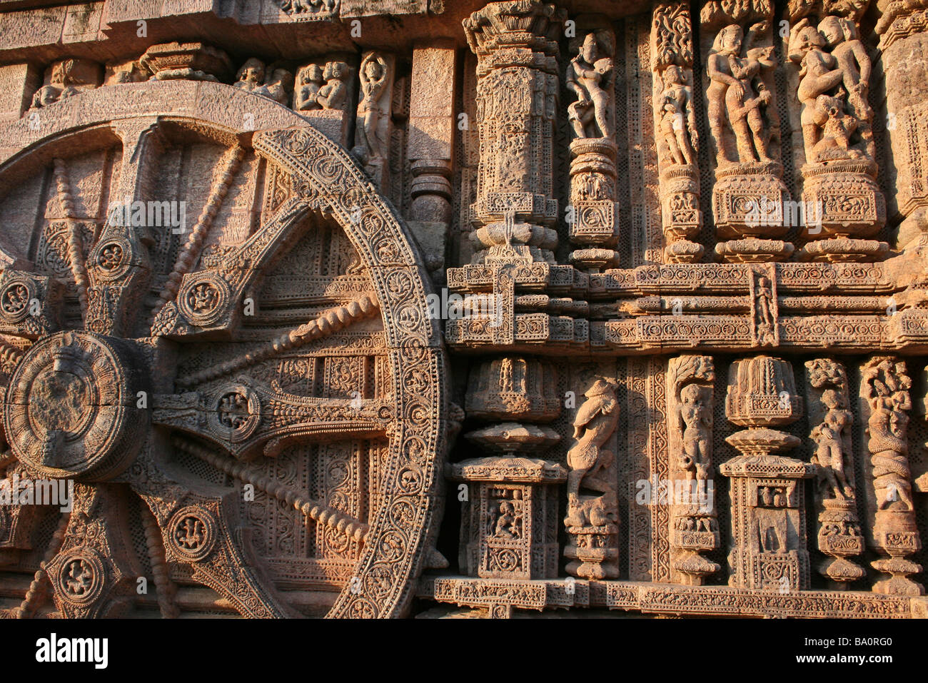 Carved Sandstone Chariot Wheel Of The Sun God At The Sun Temple, Konark, Orissa Stock Photo