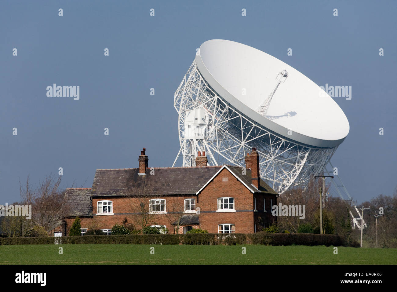 A farm house and Jodrell Bank radio telescope. Jodrell Bank Centre for  Astrophysics, near Goostrey, Knutsford, Cheshire. UK Stock Photo - Alamy