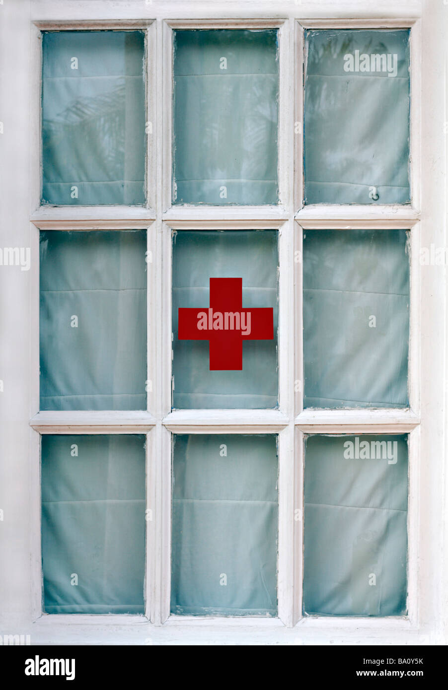 Fenster mit Rotes Kreuz Zeichen xxxxx Stock Photo