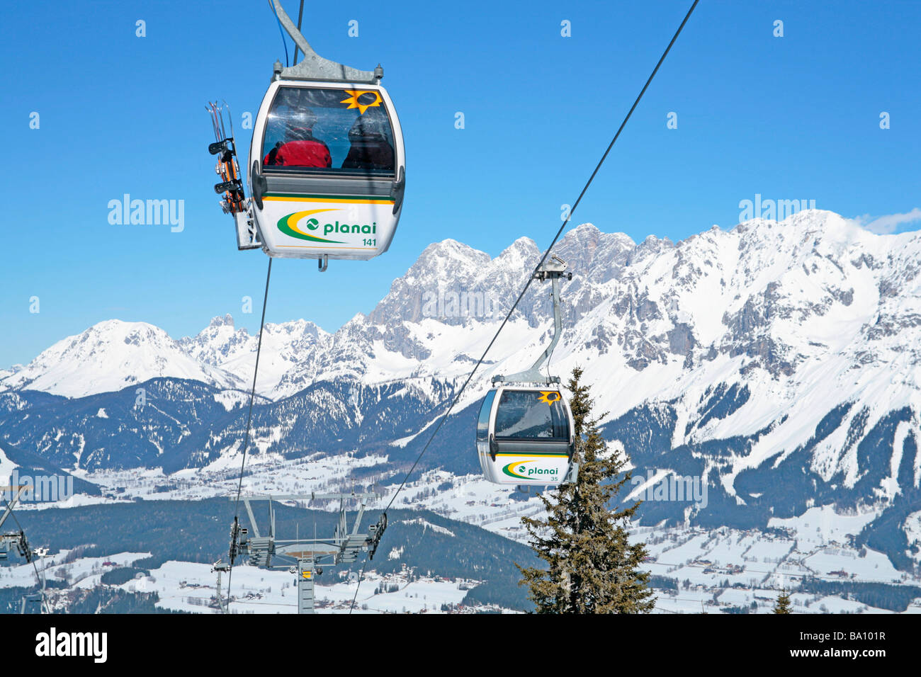 Gondola lift hi-res stock photography and images - Alamy