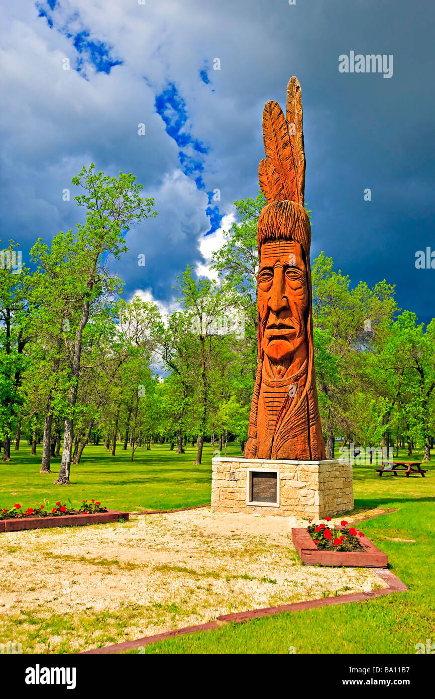 Cedar carving of an Indian head named Whispering Giant (which honours the Ojibwa,Cree,and Assiniboine First Nations) in Winnipeg Stock Photo