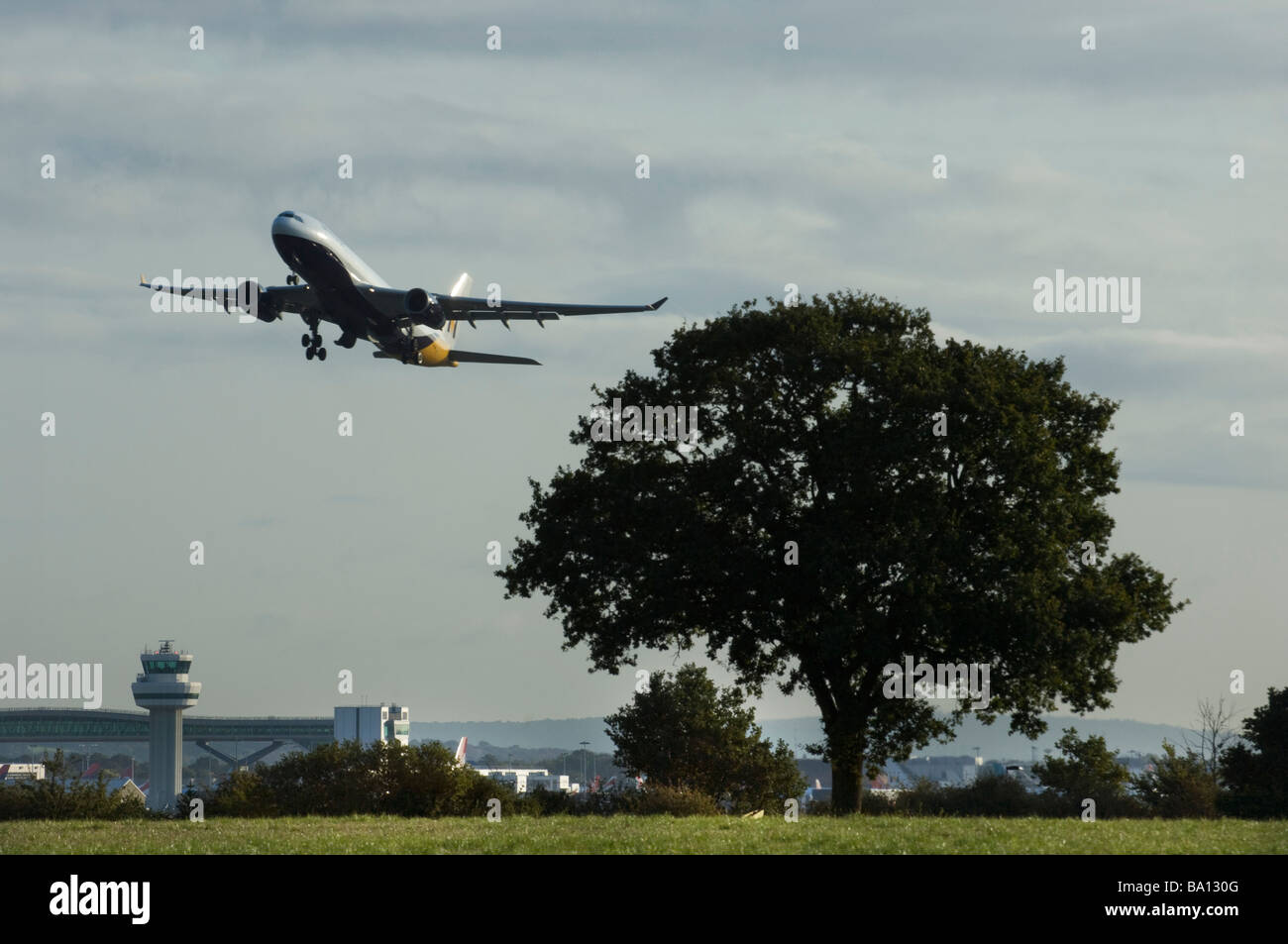 Plane taking off wheels down uk hires stock photography and images Alamy