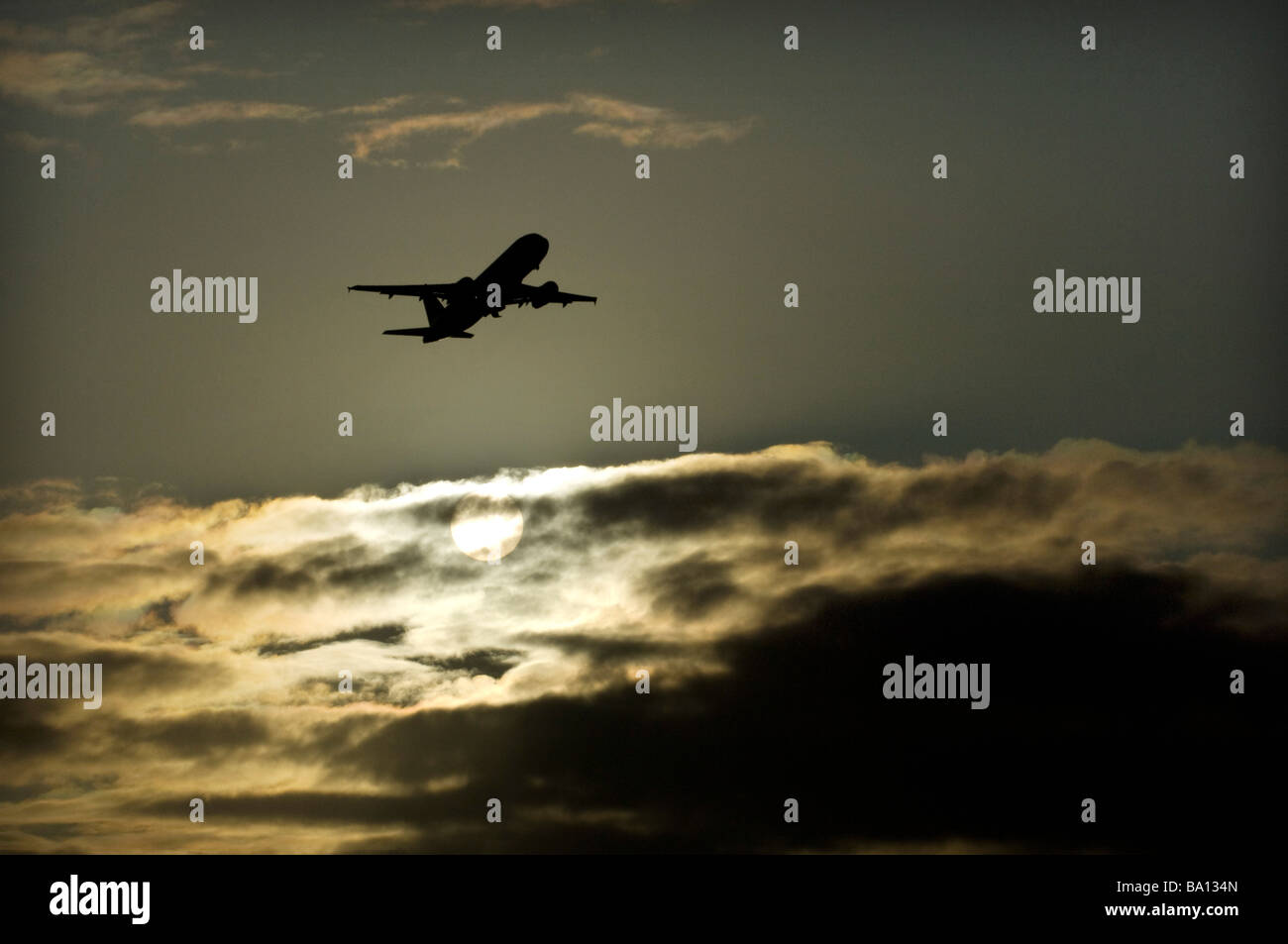 Plane Flying Into The Sun Hi-res Stock Photography And Images - Alamy