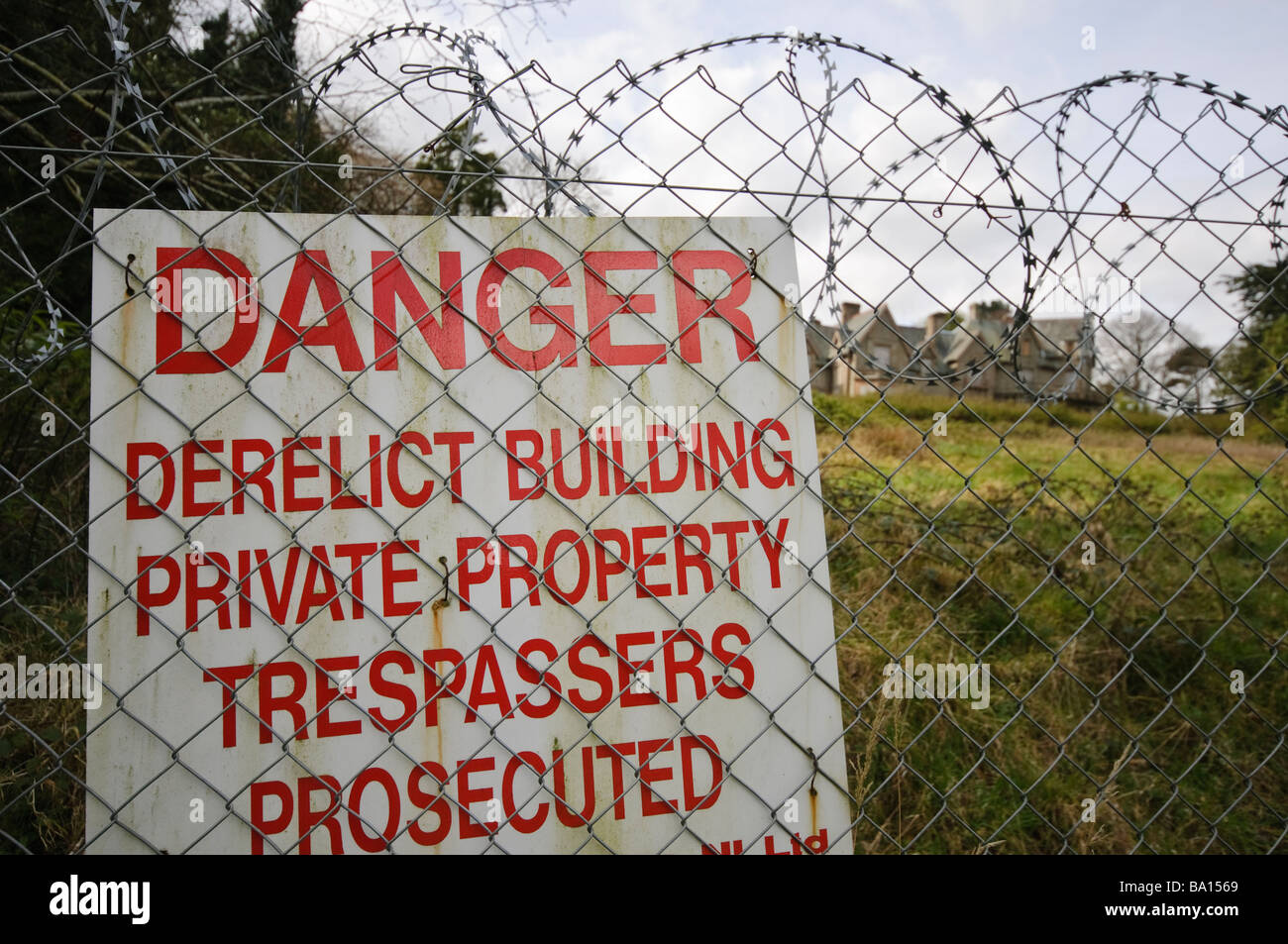 Sign warning danger of derelict building private property trespassers prosecuted Stock Photo