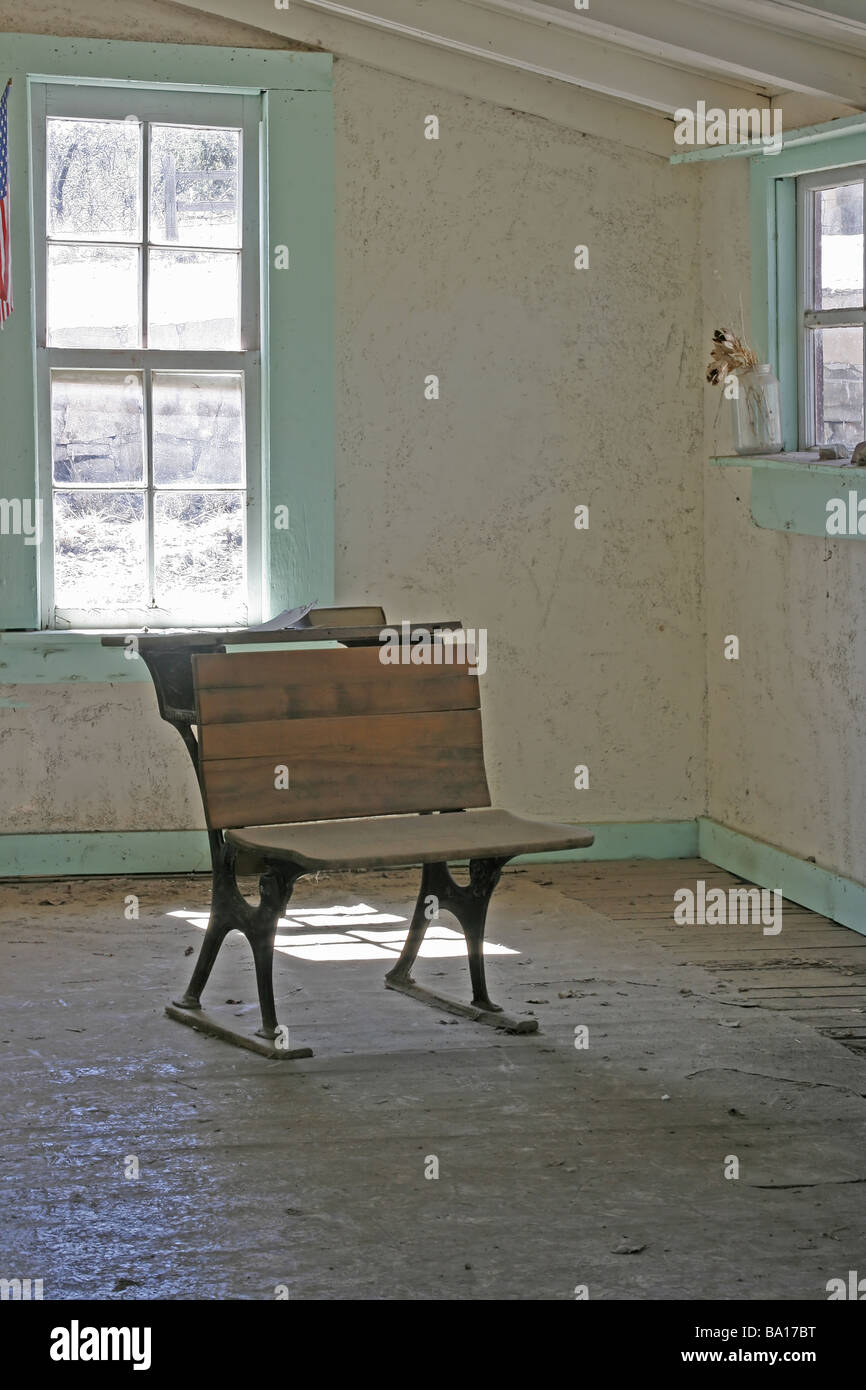 Empty school desk hi-res stock photography and images - Alamy