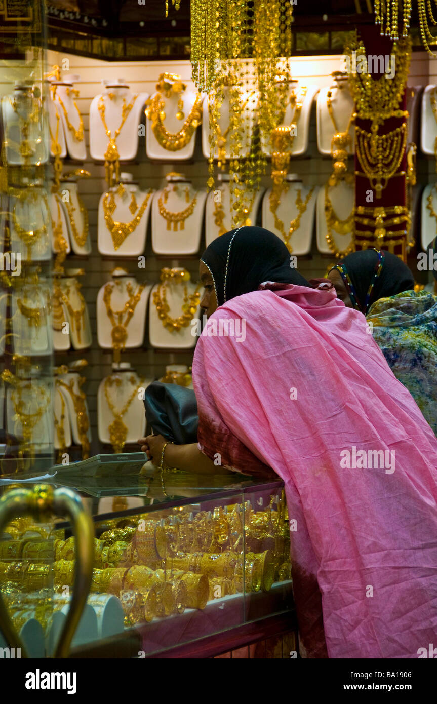 Dubai veiled woman hi-res stock photography and images - Alamy