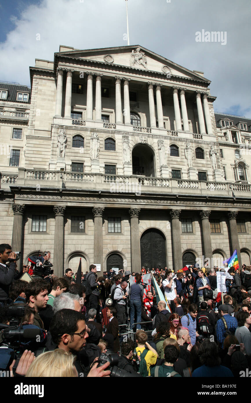 Protestors outside the Bnak of England at the G20 protests in London Stock Photo