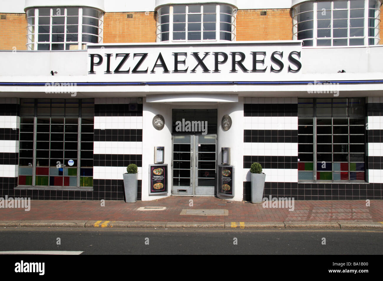 The shop front to the Pizza Express restaurant in Richmond, Surrey, UK. Mar 2009 Stock Photo