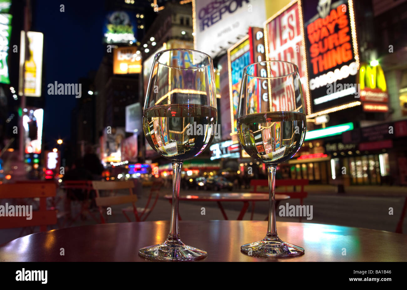 2 WINE GLASSES ON TABLE TIMES SQUARE MIDTOWN MANHATTAN NEW YORK USA Stock Photo