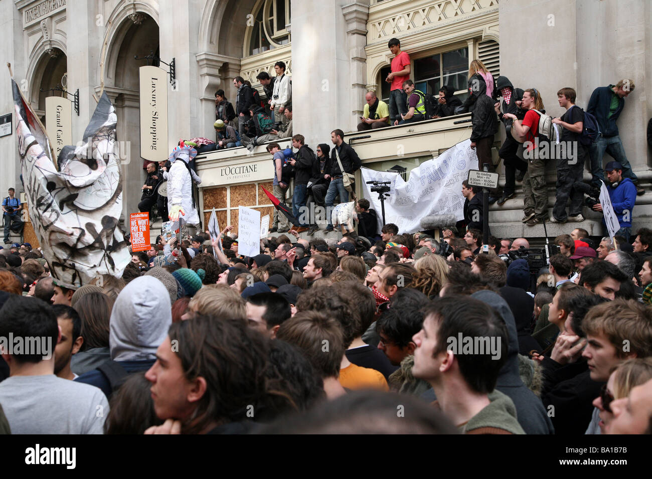 Protestors at the Royal Exchange during the G20 protests in London Stock Photo