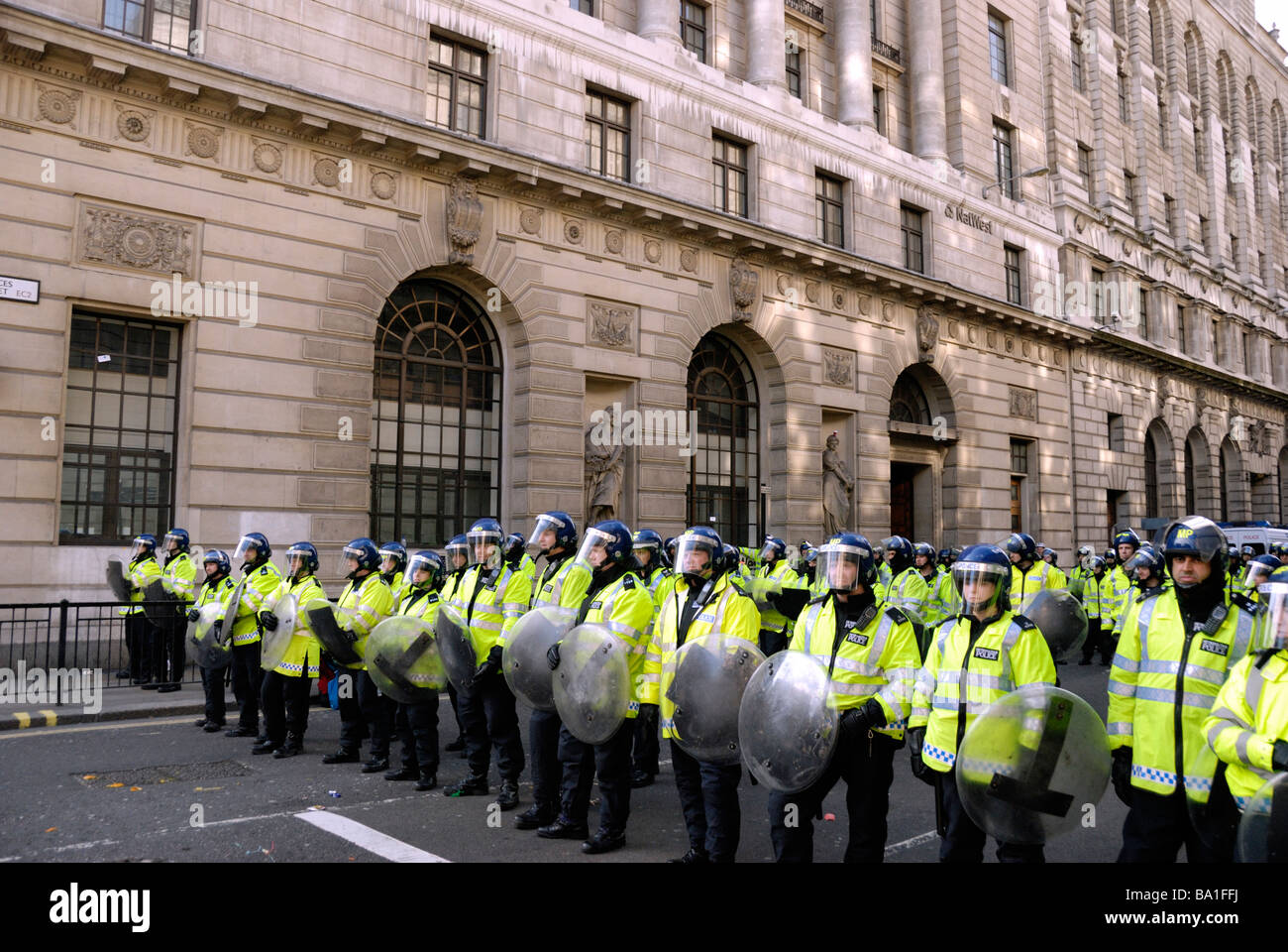 Riot police barricading a street during the G20 protests in the City of London Stock Photo