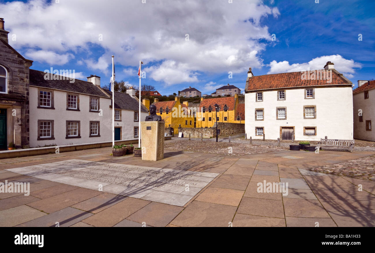 The town square and Culross Palace in the Royal Burgh of Culross in Fife and bust of Admiral Lord Thomas Alexander Cochrane Stock Photo