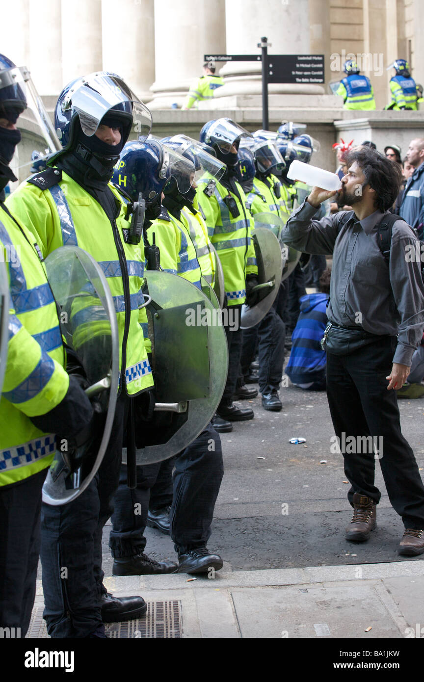 Police and demonsrators otside Bank of England G20 summit Stock Photo