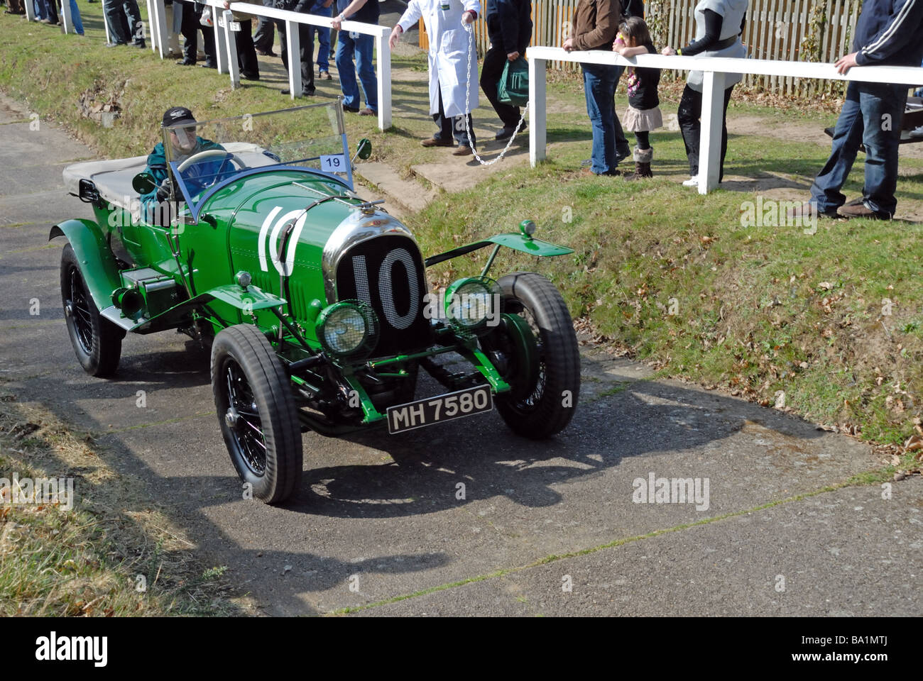 MH 7580 a 1925 Bentley 3 litre Alan Minchin ascending at speed on the Brooklands Museum Test Hill Challenge celebrating the Stock Photo