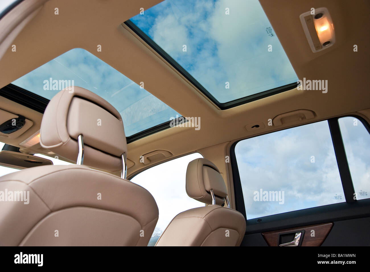 Two sunroofs inside Mercedes GLK car Zwei Schiebedächer im Mercedes