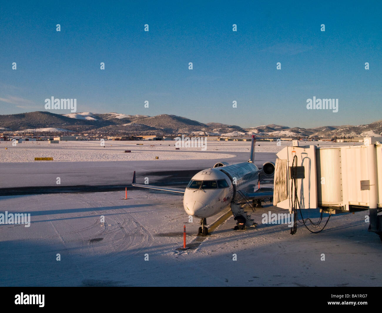 Commuter plane at the Jetway at Helena Montana Airport Stock Photo: 23397367 - Alamy
