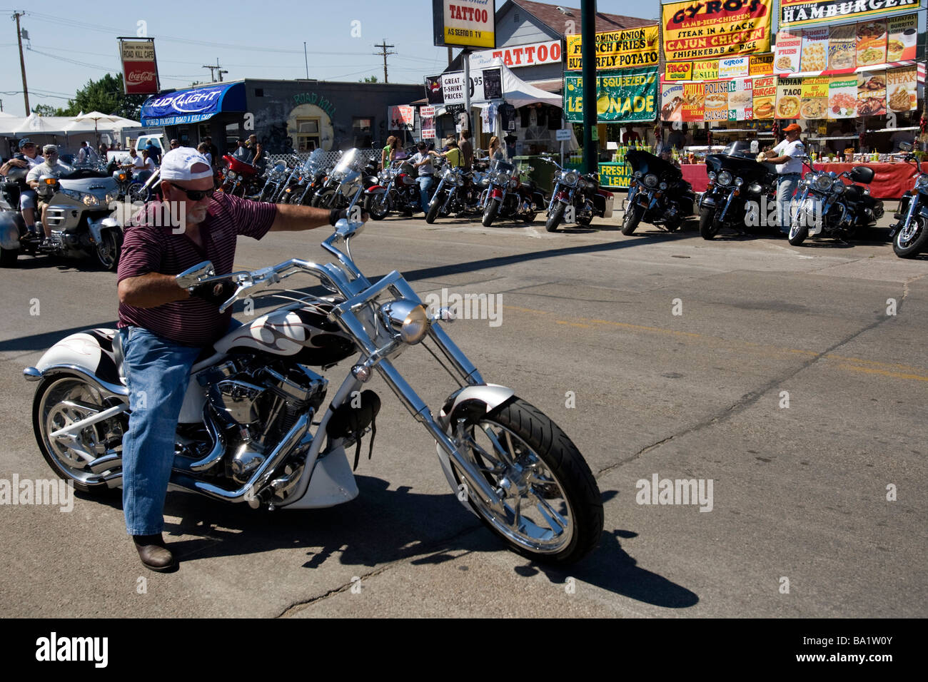 Sombrero de Cowboy mujer rider Sturgis Motorcycle Rally anual Dakota del  Sur EE.UU Fotografía de stock - Alamy