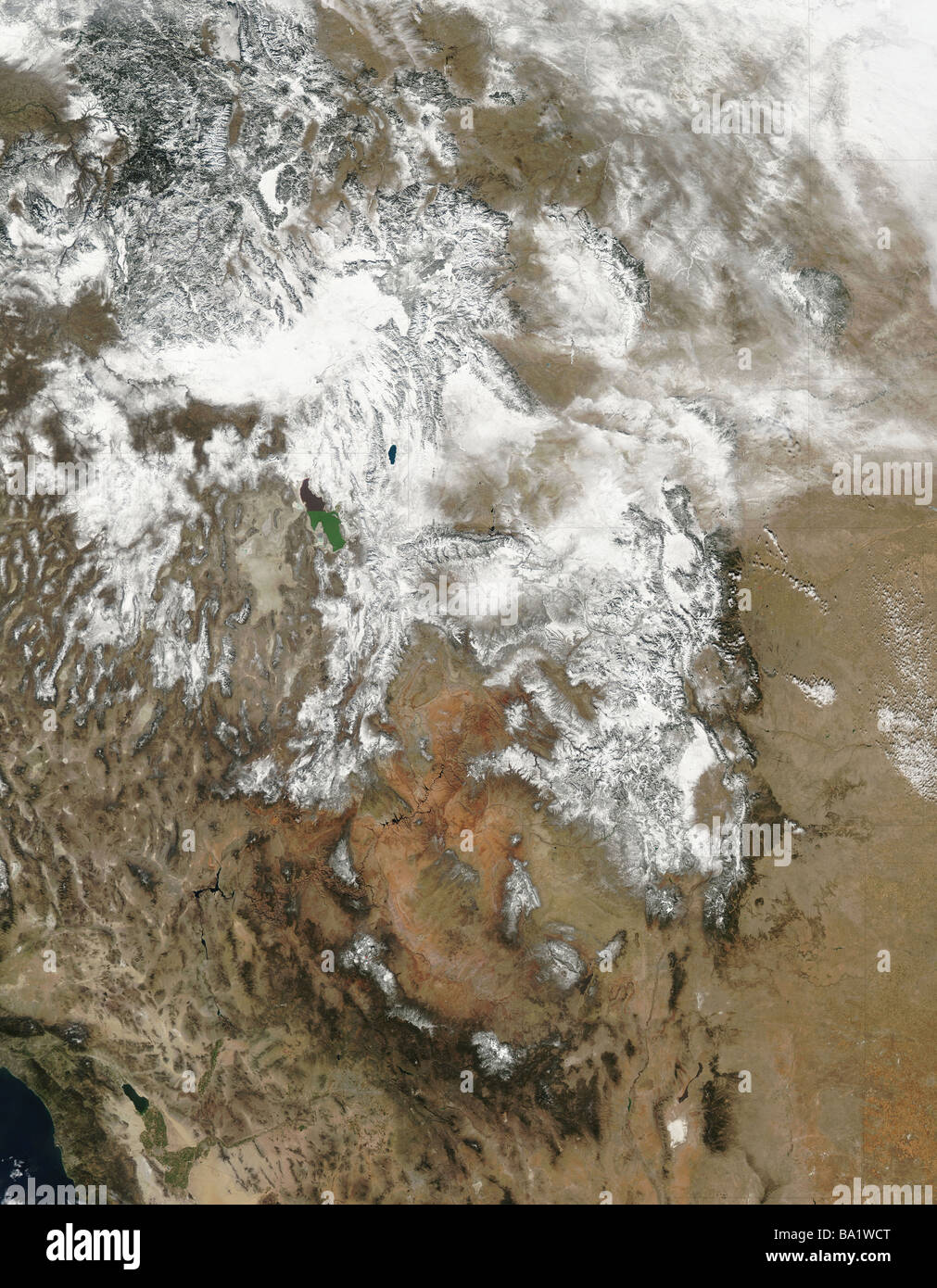 Lakes and snow mountains hi-res stock photography and images - Alamy