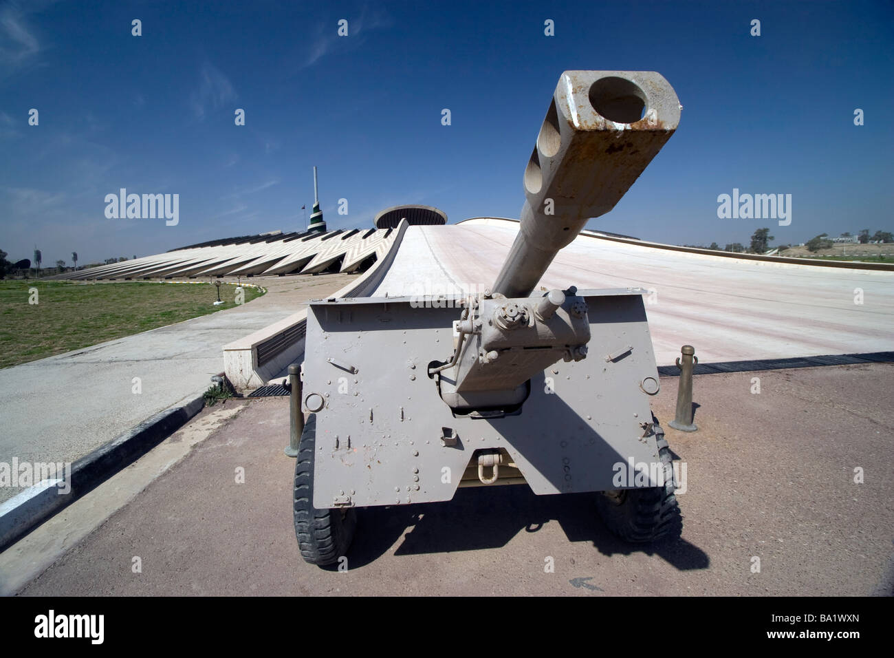 Baghdad, Iraq - An Iraqi Howitzer sits at the entrance of the Monument to the Unknown Soldier. Stock Photo