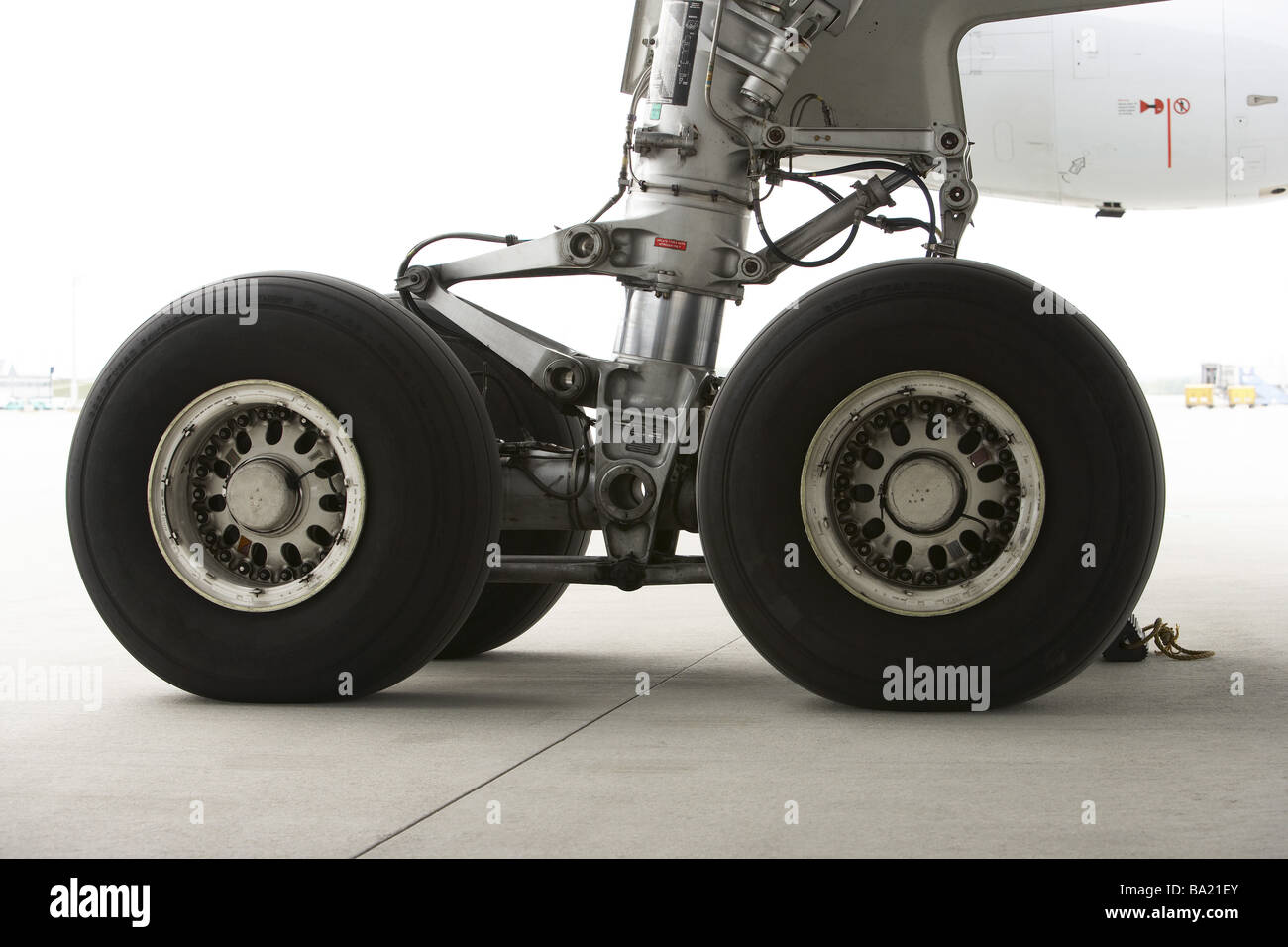 Airplane detail undercarriage airportterrains runway runway passengerairplane suspension