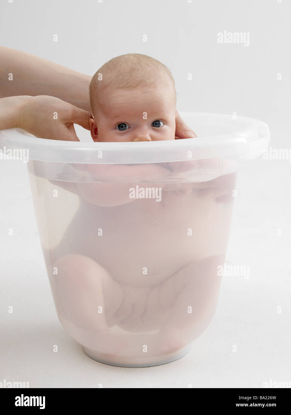 verwarring autobiografie Pakistaans Mother detail hands baby bath-buckets cleans woman toddler 3 months girls Tummy  Tub bath-bucket baby-bath body-care care Stock Photo - Alamy