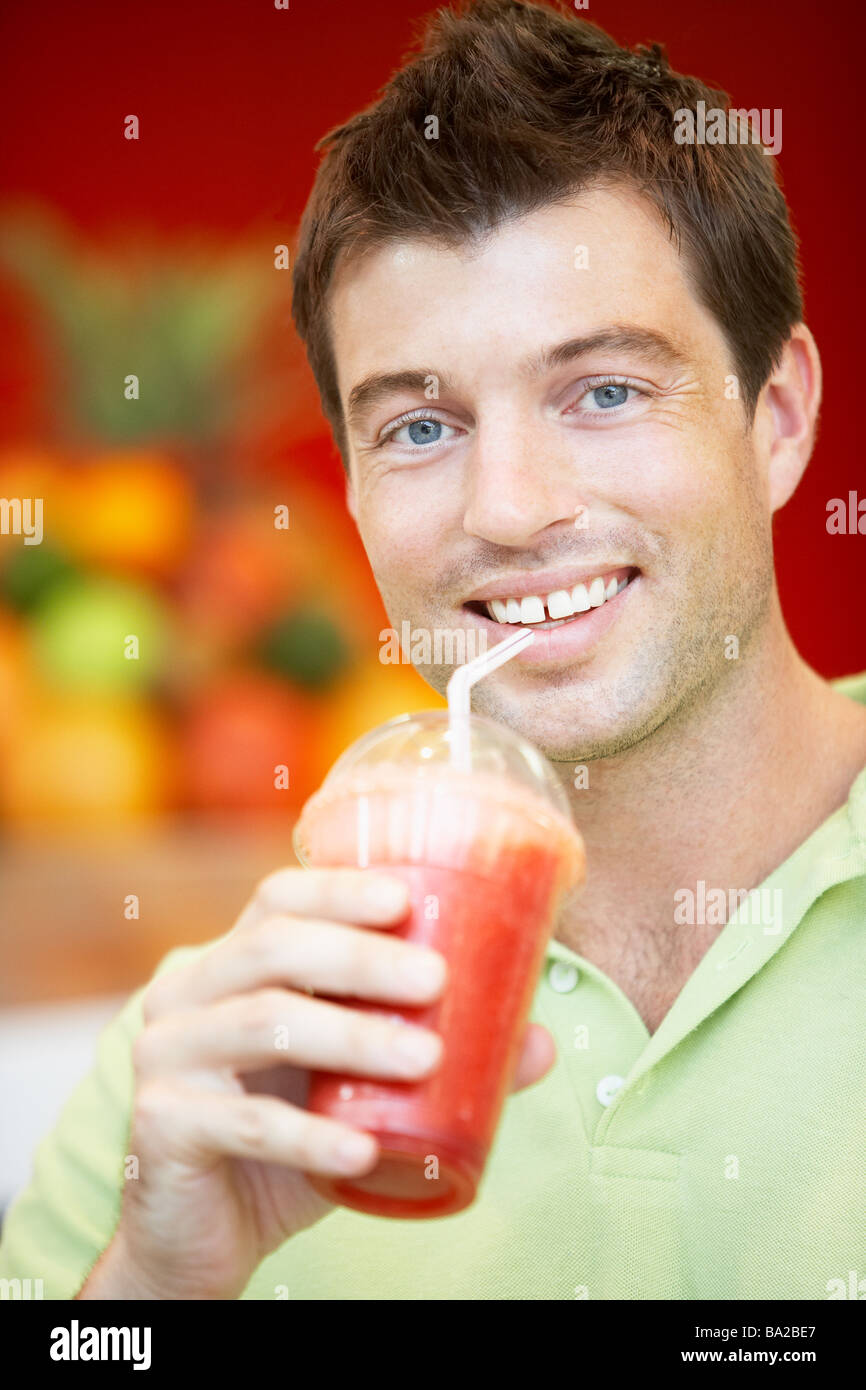 мужчина пьет сок